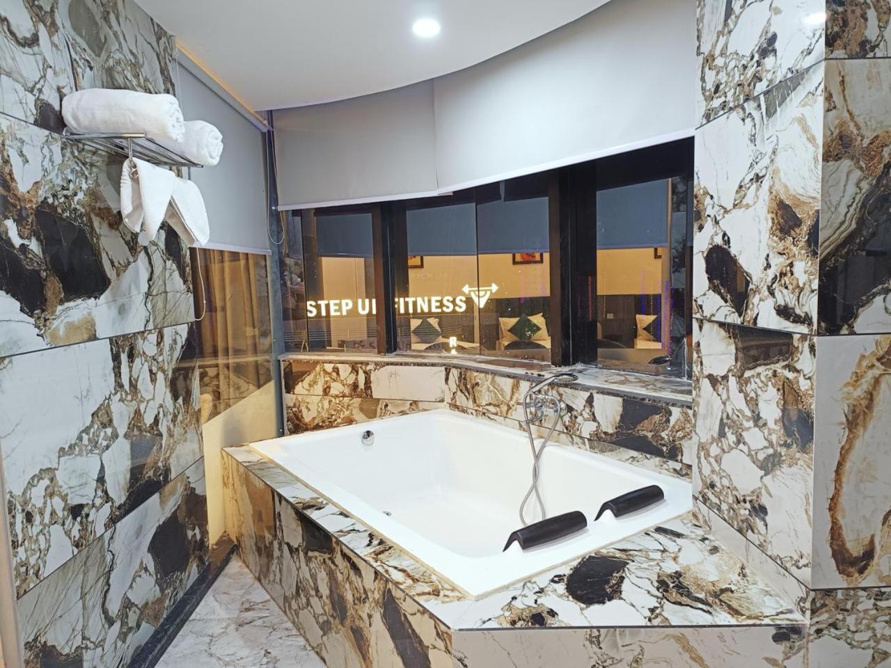 Hotel The Parker Inn By Kbnt Group Surat Luaran gambar