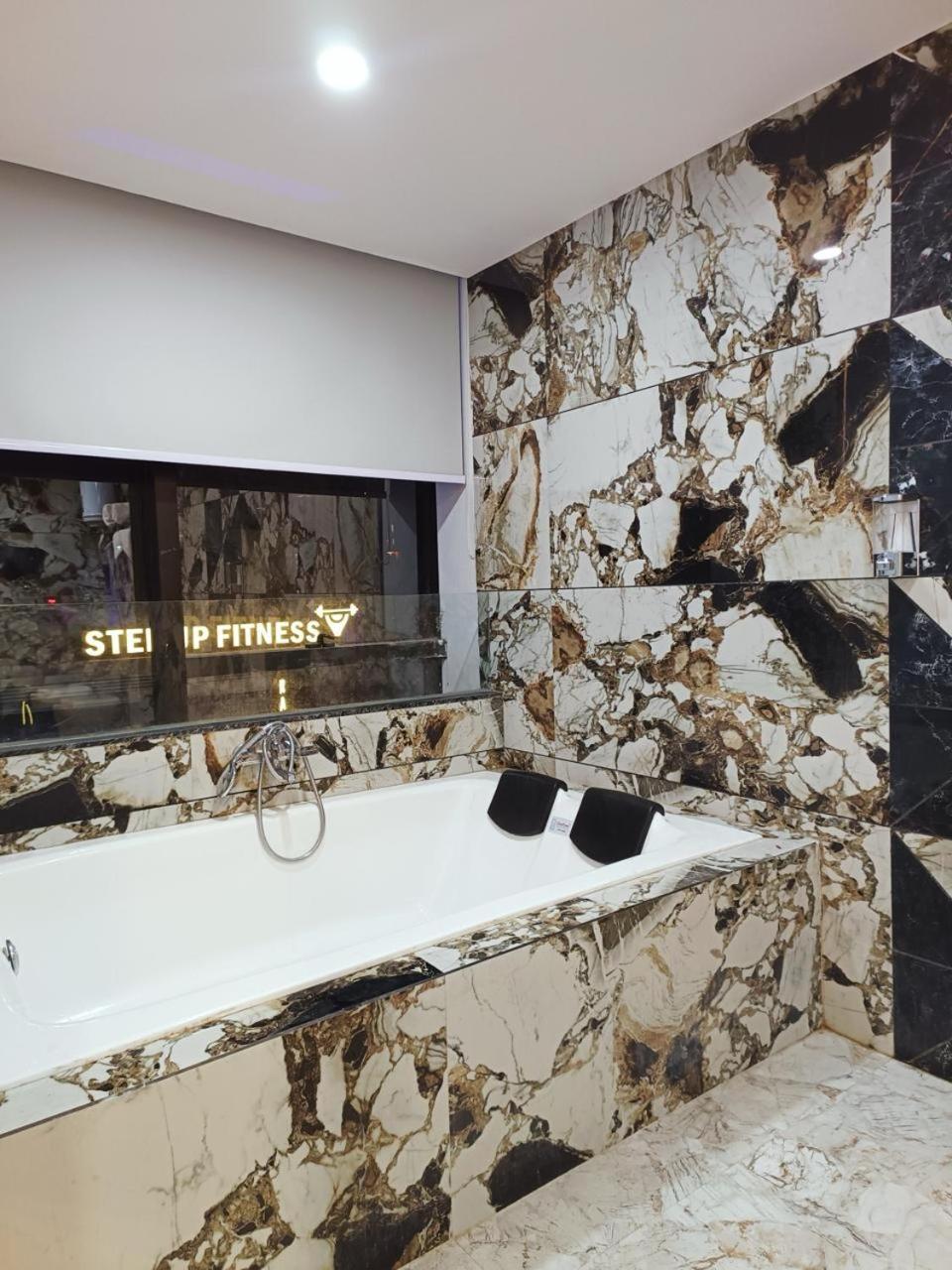Hotel The Parker Inn By Kbnt Group Surat Luaran gambar