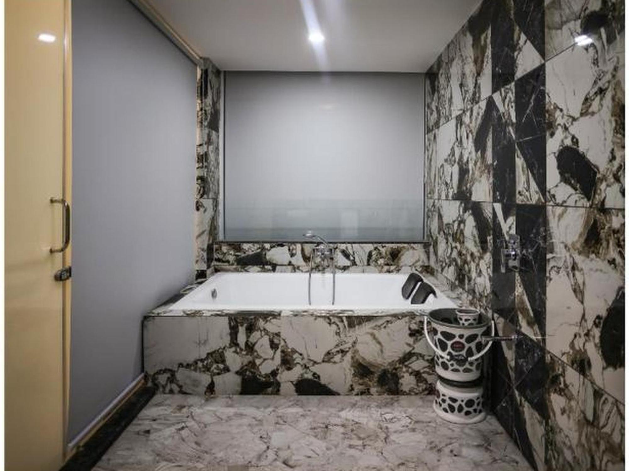 Hotel The Parker Inn By Kbnt Group Surat Luaran gambar